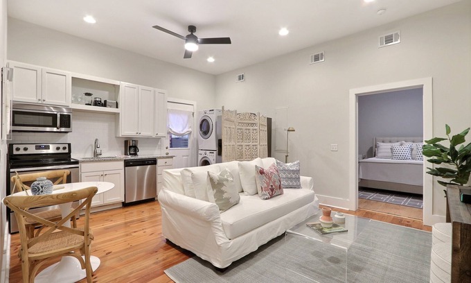 Beach Institute Apartment | Gallery Stays - Parkside Suite - Luxury King Bed