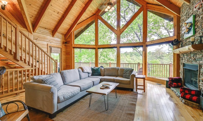 Franklin Cabin | Game Room, Hot Tub & Decks: Scenic Franklin Cabin