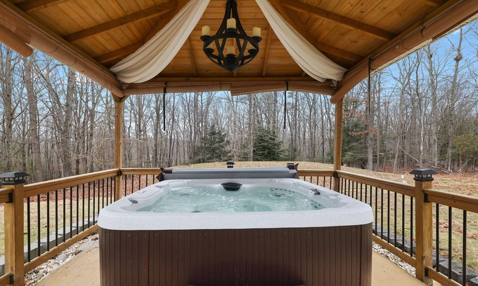 Cresco House | Game Room! Movie Room & Hot Tub!