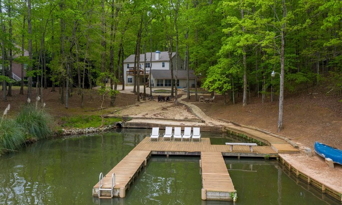 Lake Oconee House | GAME ROOM, QUIET COVE & DOCK! LAKEFRONT! SLEEPS 16