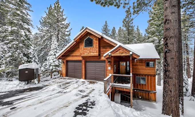 Pioneer Trail Cabin | Game Room w/Pool Table, Hot Tub, Pet Friendly, Near Lake+Heavenly, 12Guests+Kids Less than 6yrs