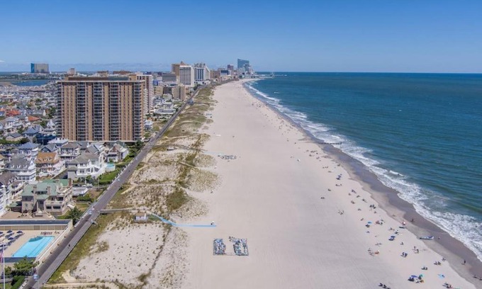 Ventnor City House | Gammys Beach Getaway Sleeps 20 2 blocks to Beach