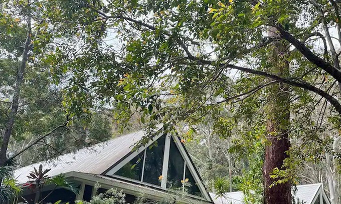 Arakoon House | Gap Beach House nestled in bushland close to the beach