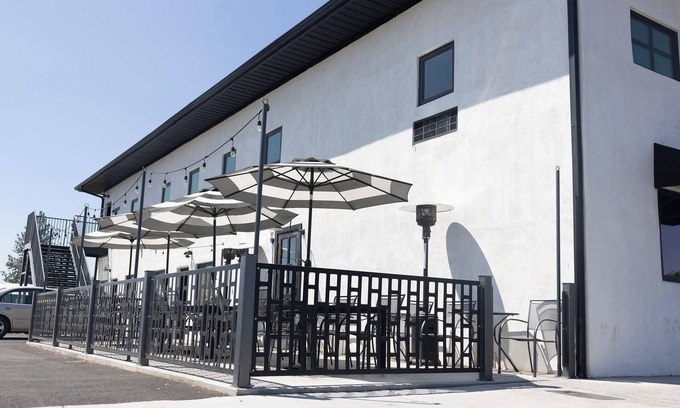 Royal City Condo | Gard Public House Inn & Restaurant