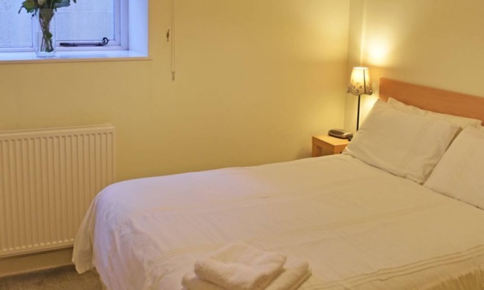 Knutsford Apartment | Garden apartment - basement apartment in Leafy Knutsford