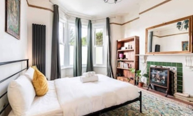 Earlsfield Apartment | Garden Apartment + Private Parking