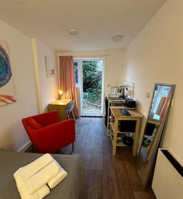 Filton Apartment | Garden Apartment with free Parking and EV