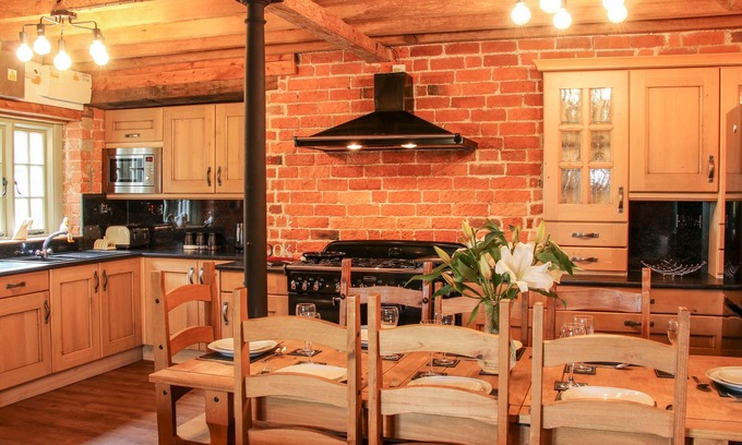 Newtown Cottage | GARDEN COTTAGE, pet friendly, character holiday cottage in Kerry