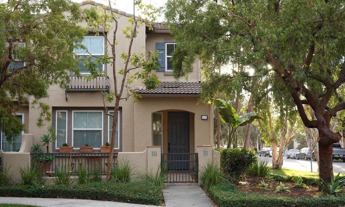 Irvine House | Garden-front 3brd/2.5bath condo freshly remodeled in Woodbury East