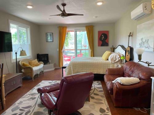Middletown Apartment | Garden house with gas fireplace