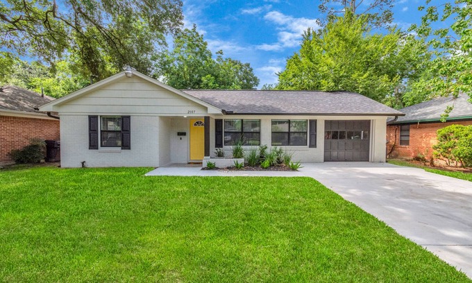 Garden Oaks House | Garden Oaks Cottage - Central and Family-Friendly