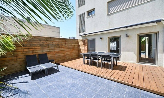 Neve Tzedek Apartment | Garden Party by HolyGuest