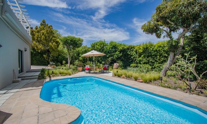Somerset West Apartment | Garden- Pool flat with Solar Electricity
