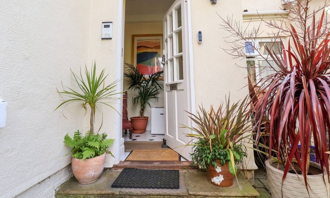 New Brighton Cottage | GARDEN SUITE, family friendly, with a garden in New Brighton