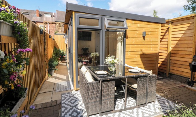 Dronfield Cottage | GARDEN SUITE, pet friendly, with a garden in Dronfield