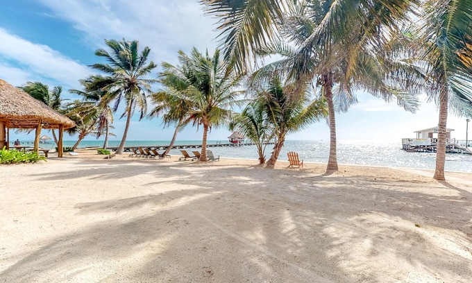 San Pedro Condo | Garden-view condo steps to the beach with pool, dock & AC - snowbird-friendly