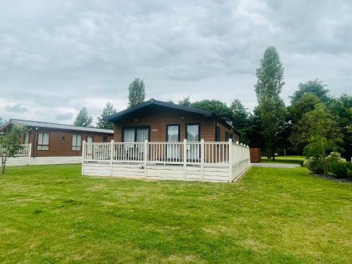 Allerthorpe Cabin | Garden View Lodge with Hot Tub