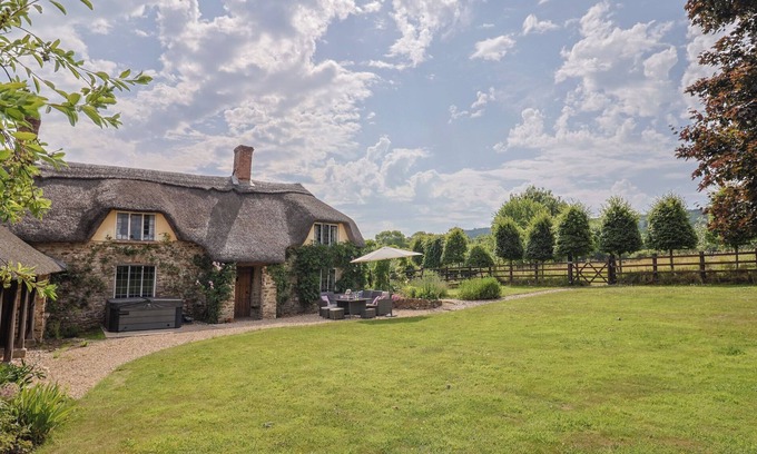 West Buckland Cottage | GARDEN VIEW, pet friendly, character holiday cottage in Wellington