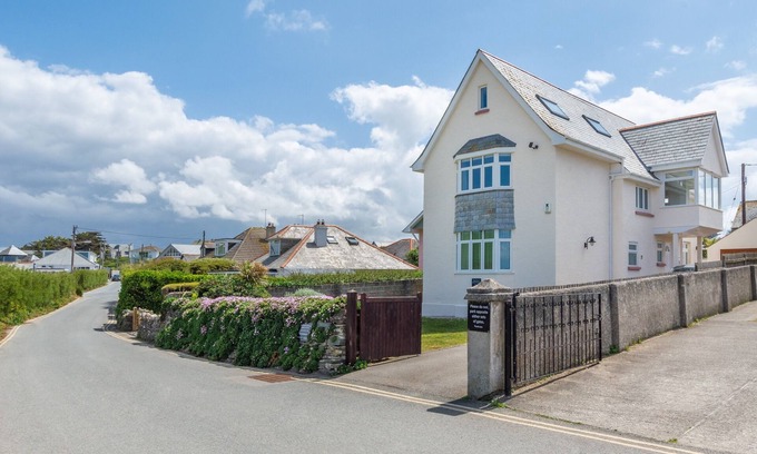 Trevone House | Garendon - Five Bedroom House, Sleeps 11