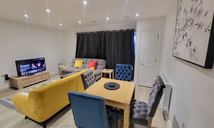 Greenhithe Apartment | Garland Apartment, Greenhithe 3 with Parking in a lovely Estate