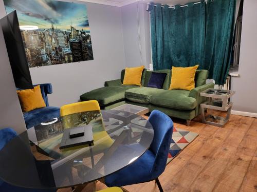 Borehamwood Apartment | Garland Modern House With Parking & Garden