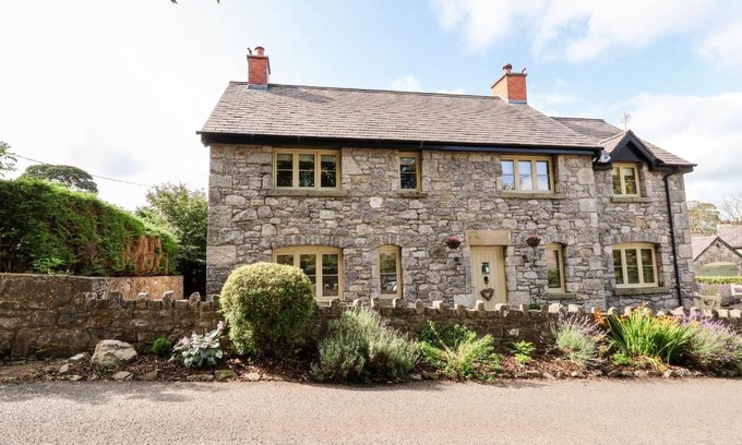 Holywell House | Garreg Wen