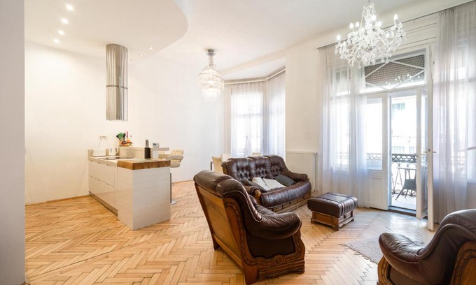 Ferencvaros Apartment | Garys bright and spacious two bedroom flat near Danube