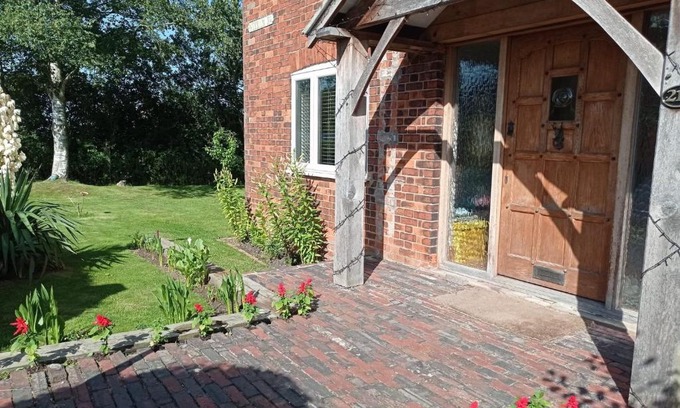 Woodhall Spa House | Gate house located on the riverside, Woodhall spa, hot tub & games room