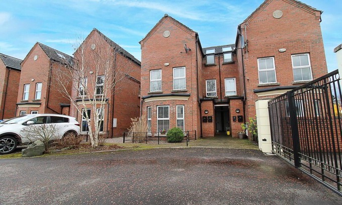 Belfast House | Gated 4-Bed Home in South Belfast, Near Dining & Short Drive, Train or bus 2 CBD
