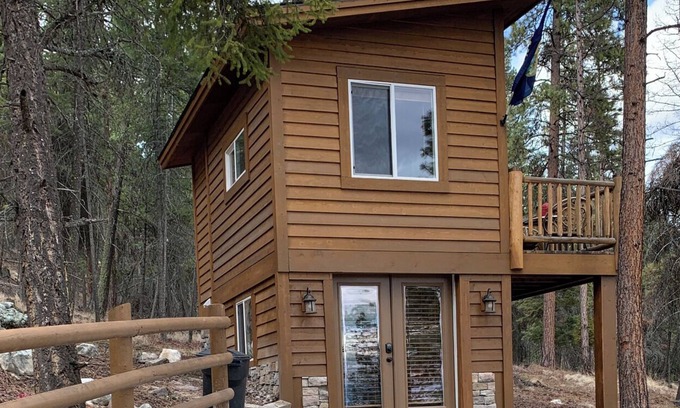 Somers Cottage | Gated Queen Bed Cottage, TV, Wifi, Kitchenette Views of Flathead Lake EV Charger
