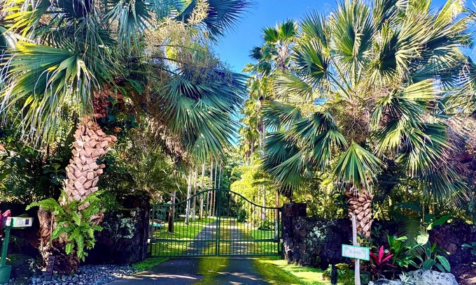 Kailua-Kona Cottage | Gated Tropical Retreat in Kailua Kona Hawai’i, five minutes from the ocean.