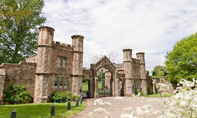 Pudleston Cottage | GATEHOUSE ADAM LODGE IN A STUNNING SETTING