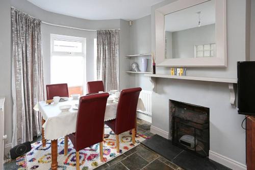 Belfast House | Gateway Abode Near City Centre W Street Parking