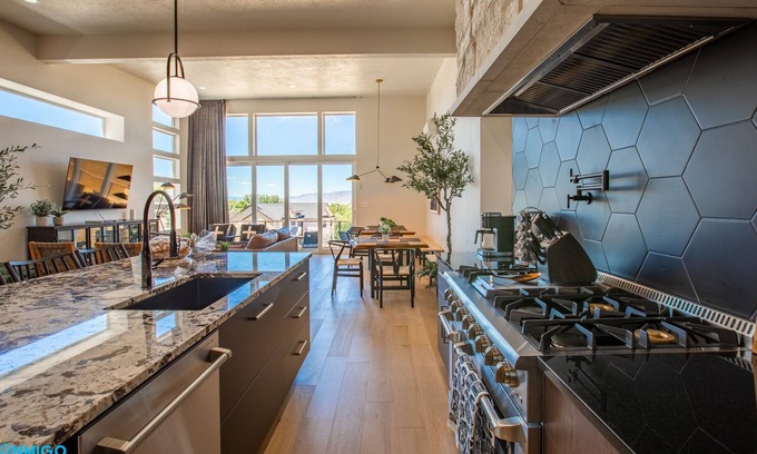 Lakeview House | Gathering Place | Family Home to the MAX