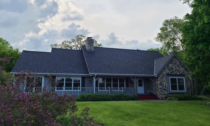Mukwonago House | Gathering Table Retreat -Secluded farmhouse with pool & pond