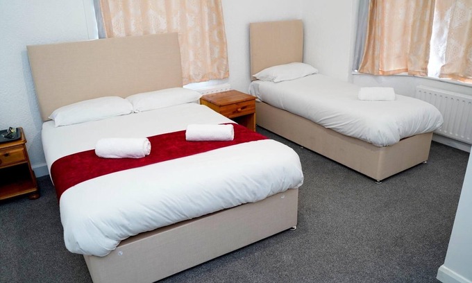 Horley House | Gatwick Birchwood Lodge
