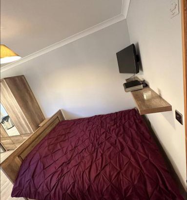 Tinsley Green Apartment | Gatwick Cosy Apartment