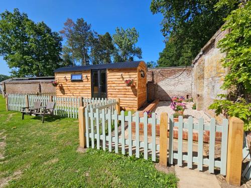 Charlwood House | Gatwick Hideaway Hut