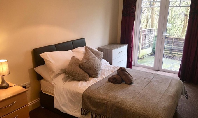 Redhill Bed & Breakfast | Gatwick/Redhill Bedroom in Residential area
