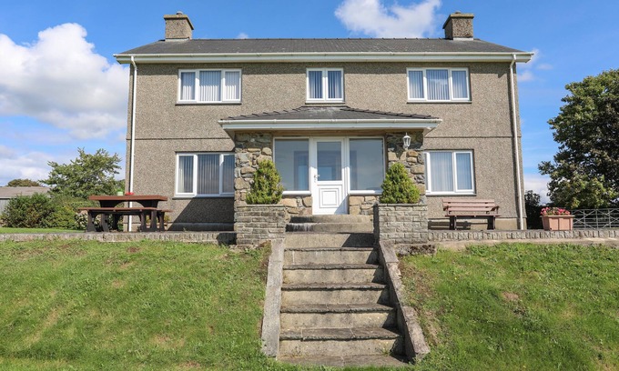 Rhyd-y-clafdy House | GELLI GRON, character holiday cottage, with a garden in Y Ffor