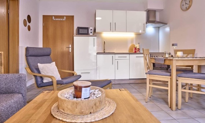 Silberberg Apartment | Gemütlich eingerichtete FeWo (36qm) mit eigenem Balkon