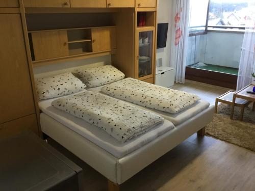 Schoenwald Apartment | Gemütliche 1Z FeWo in Schönwald mit Balkon, Schwimmbad, Sauna, Fitness