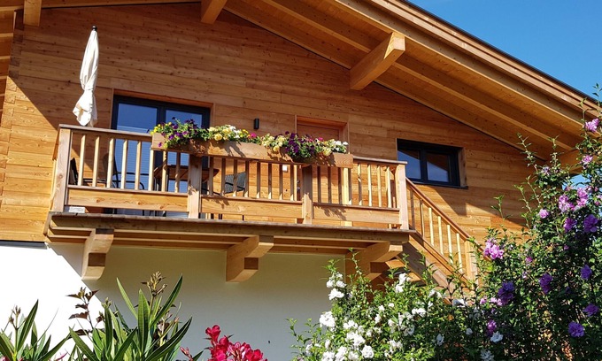 Kiefersfelden Apartment | Gemütliche Ferienwohnung im Modernen Alpenstil mit Blick auf Kaisergebirge