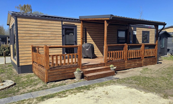 Oostkapelle Ski Chalet | Gemütliches Chalet mit Terrasse und Stellplatz. Haustiere Willkommen