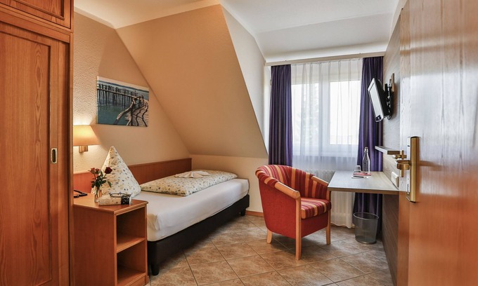 Wolfenweiler Apartment | Gemütliches Einzelzimmer mit modernem Bad, Flachbild-TV und WLAN