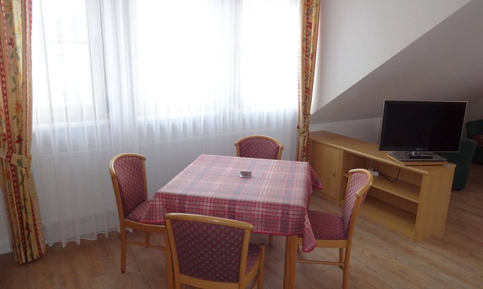 Untereisenheim Apartment | Gemütliches Ferienappartement mit Blick auf die Liegewiese Richtung Main
