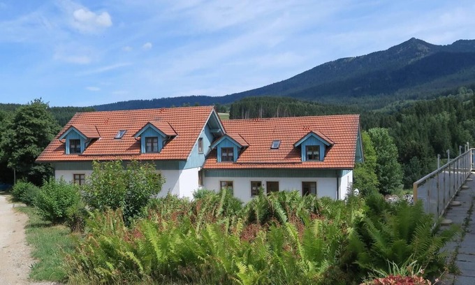 Schwarzenbach Apartment | Gemütliches Feriendomizil mit Balkon und Bergblick