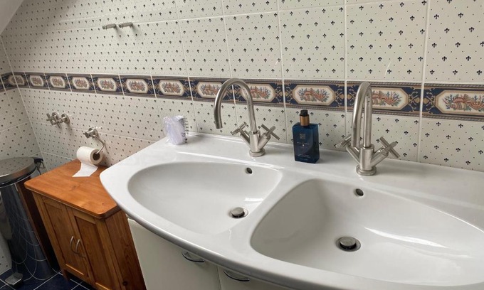 Rechklinghausen Sud House | Gemütliches Zimmer mit großem Bad