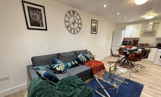 South Richmond Apartment | Gem of Richmond Central Flat - Parking & Wifi