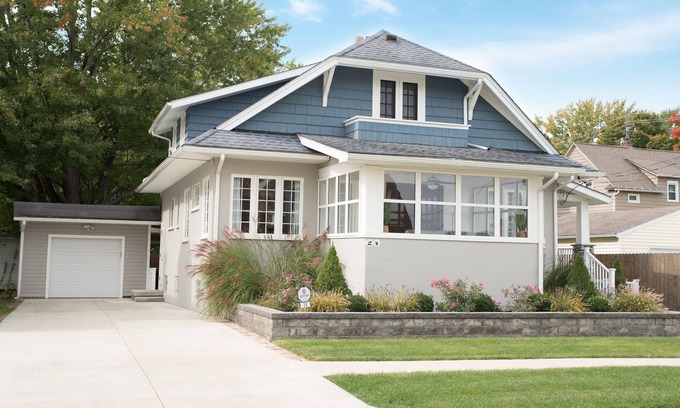 Geneva House | Geneva Ohio 4 Bedroom House - King Bed - 5 Min From Wineries, GOTL & SPIRE